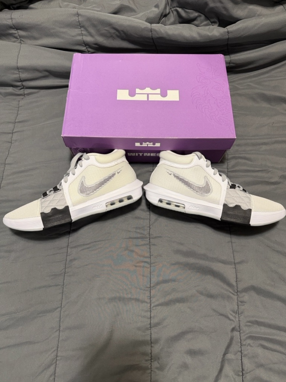 Nike LeBron James Witness VIII White Light Grey Black FB2239-100 Men's Size 10.5 - Picture 6 of 9